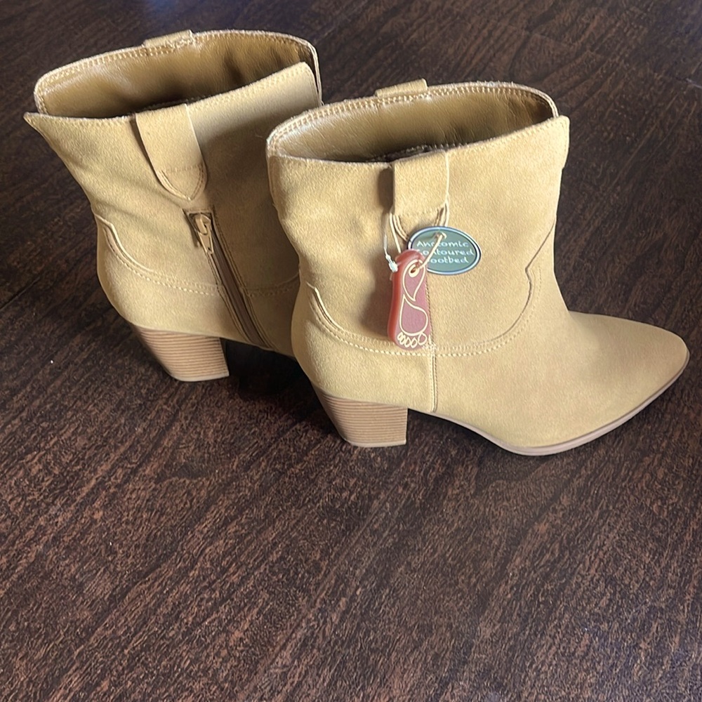 NEW women’s 9.5 tan ankle boots